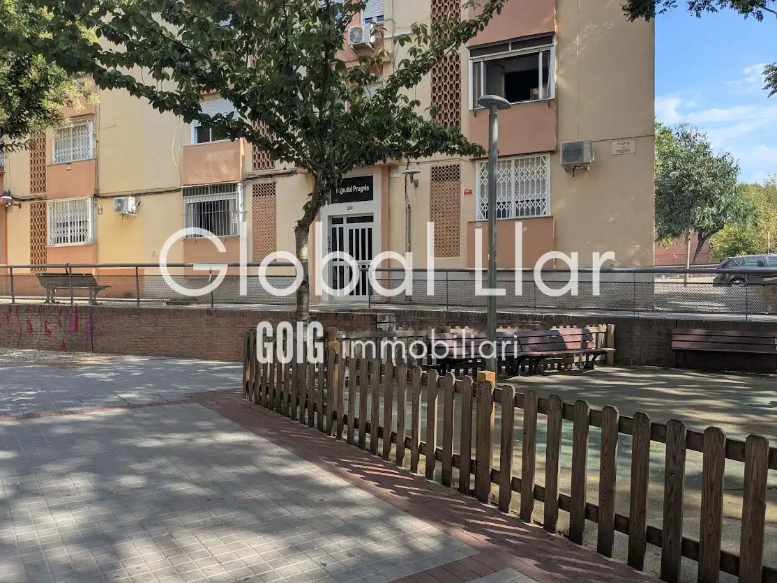 Vista exterior de Pis en venda en Sabadell amb Calefacció, Parquet i Forn