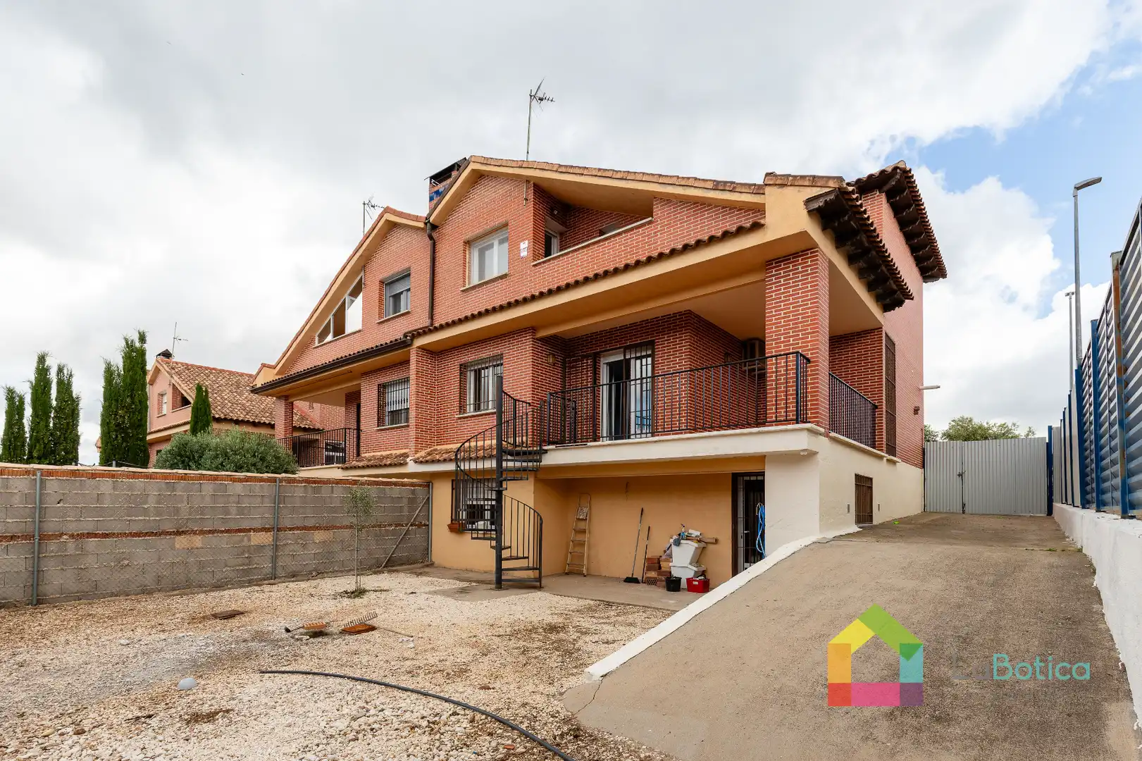 Vista exterior de Casa adosada en venda en Burguillos de Toledo amb Calefacció, Jardí privat i Terrassa