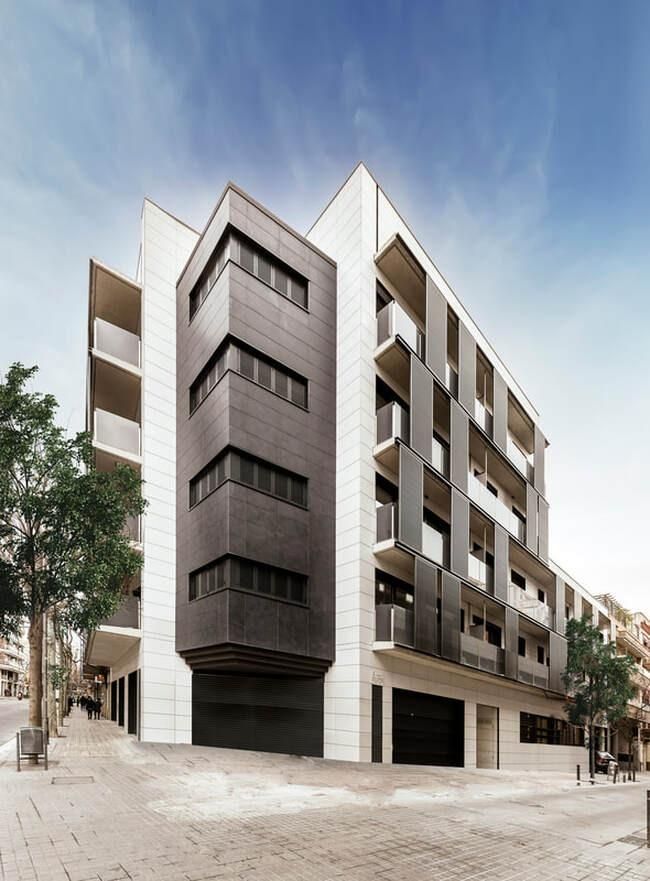 Exterior view of Flat for sale in L'Hospitalet de Llobregat  with Heating, Terrace and Community pool