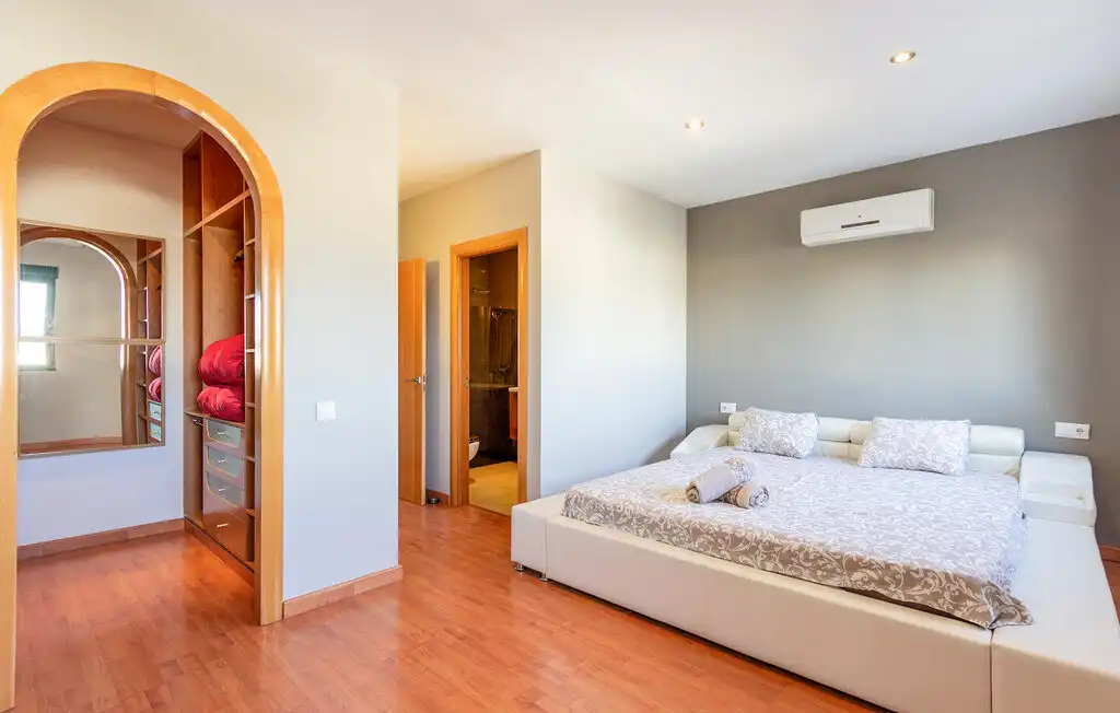 Chalet con terraza en venta en Calle Urba Coto Riñales 119, imagen 11