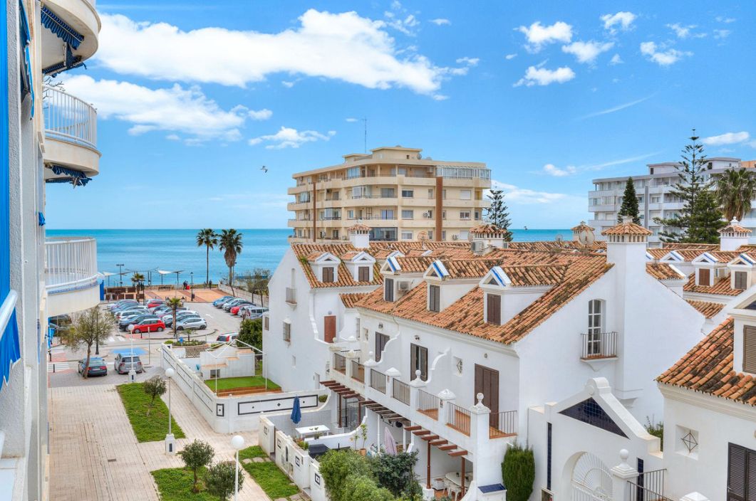 Vista exterior de Pis en venda en Fuengirola amb Aire condicionat, Terrassa i Piscina