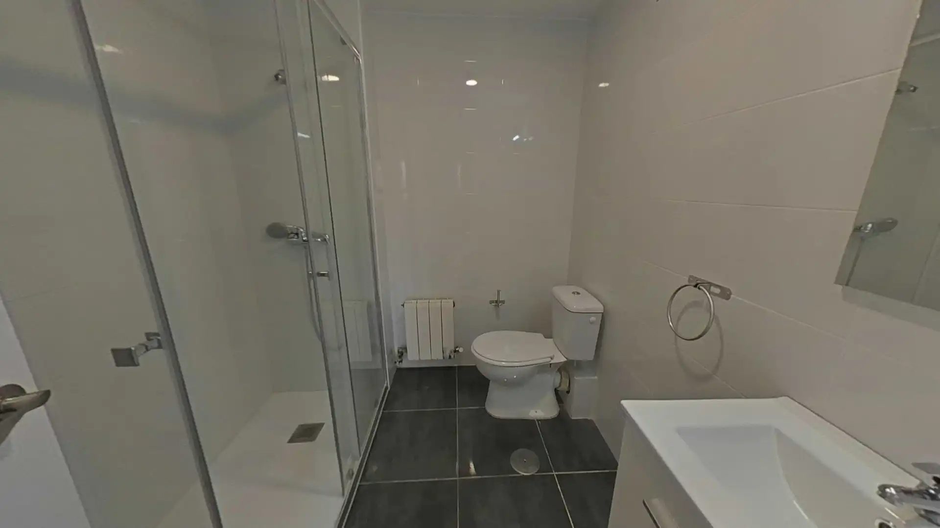 Bathroom of Flat for sale in Madrid