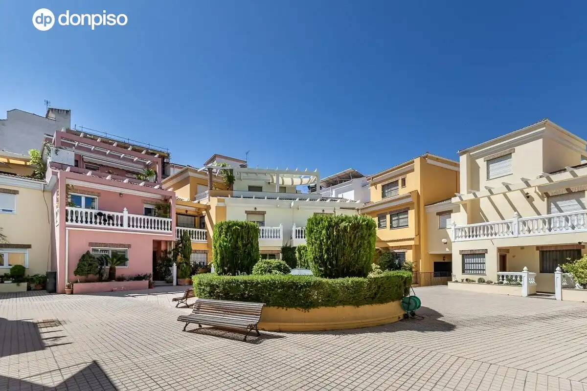 Vista exterior de Casa adosada en venda en Granada amb Aire condicionat i Terrassa