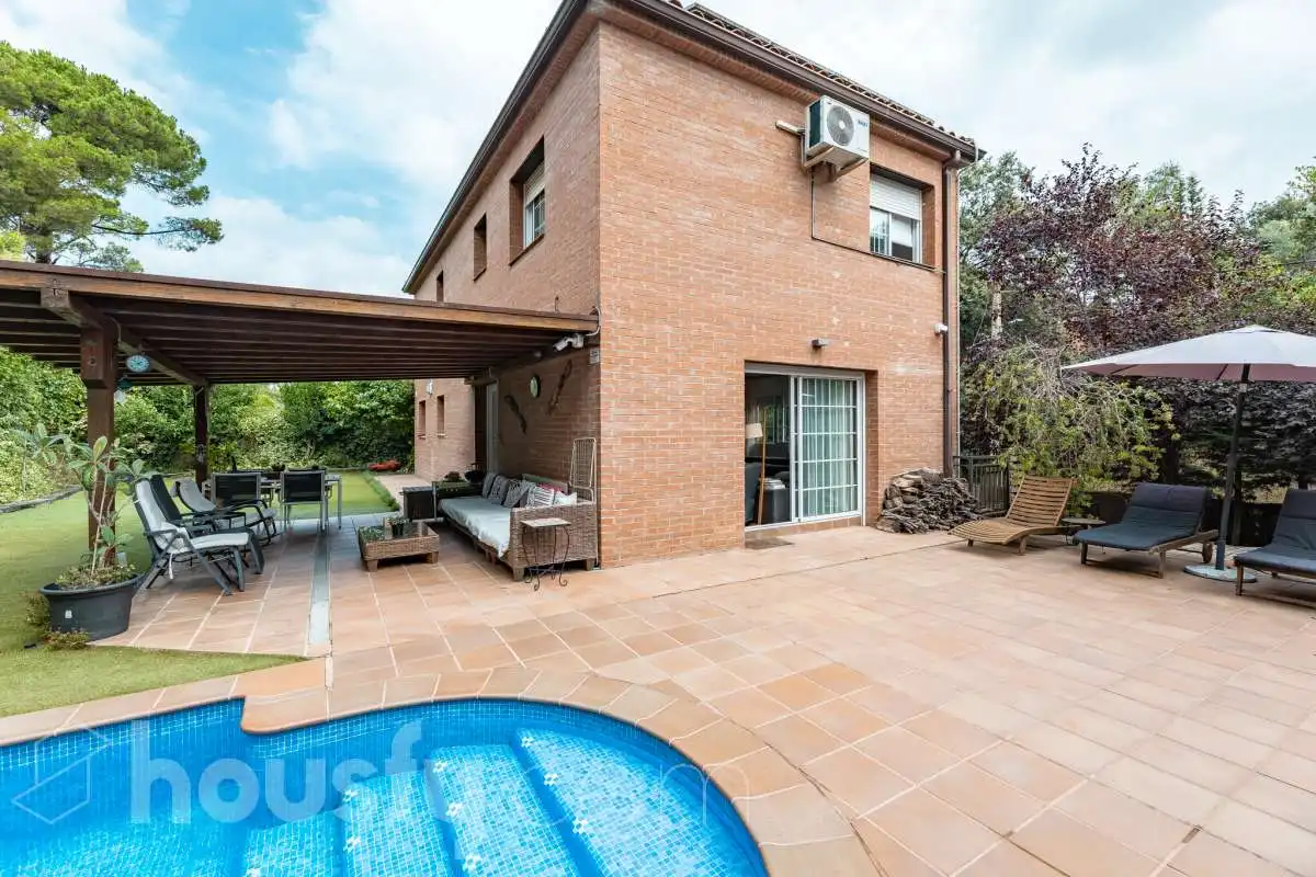 Vista exterior de Casa o xalet en venda en Sant Cugat del Vallès amb Aire condicionat, Calefacció i Jardí privat