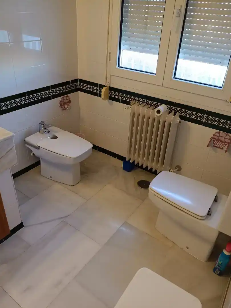 Bany de Casa adosada en venda en Jaén amb Piscina, Moblat i Balcó