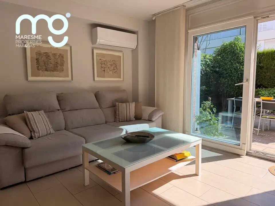 Sala de estar de Casa adosada en venta en Premià de Mar con Aire acondicionado, Calefacción y Jardín privado