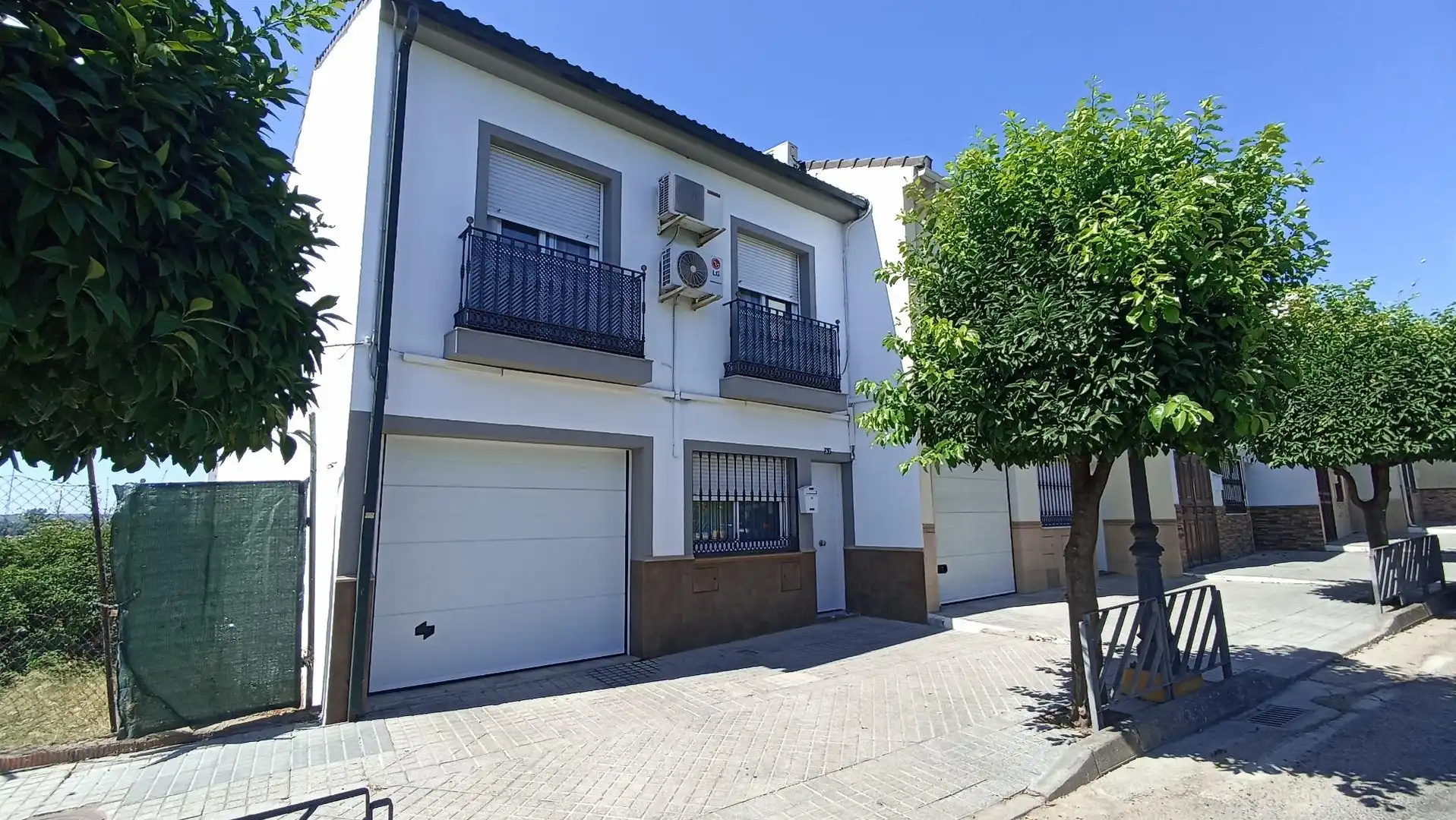Außenansicht von Einfamilien-Reihenhaus zum Verkauf in Almodóvar del Río mit Klimaanlage, Heizung und Terrasse