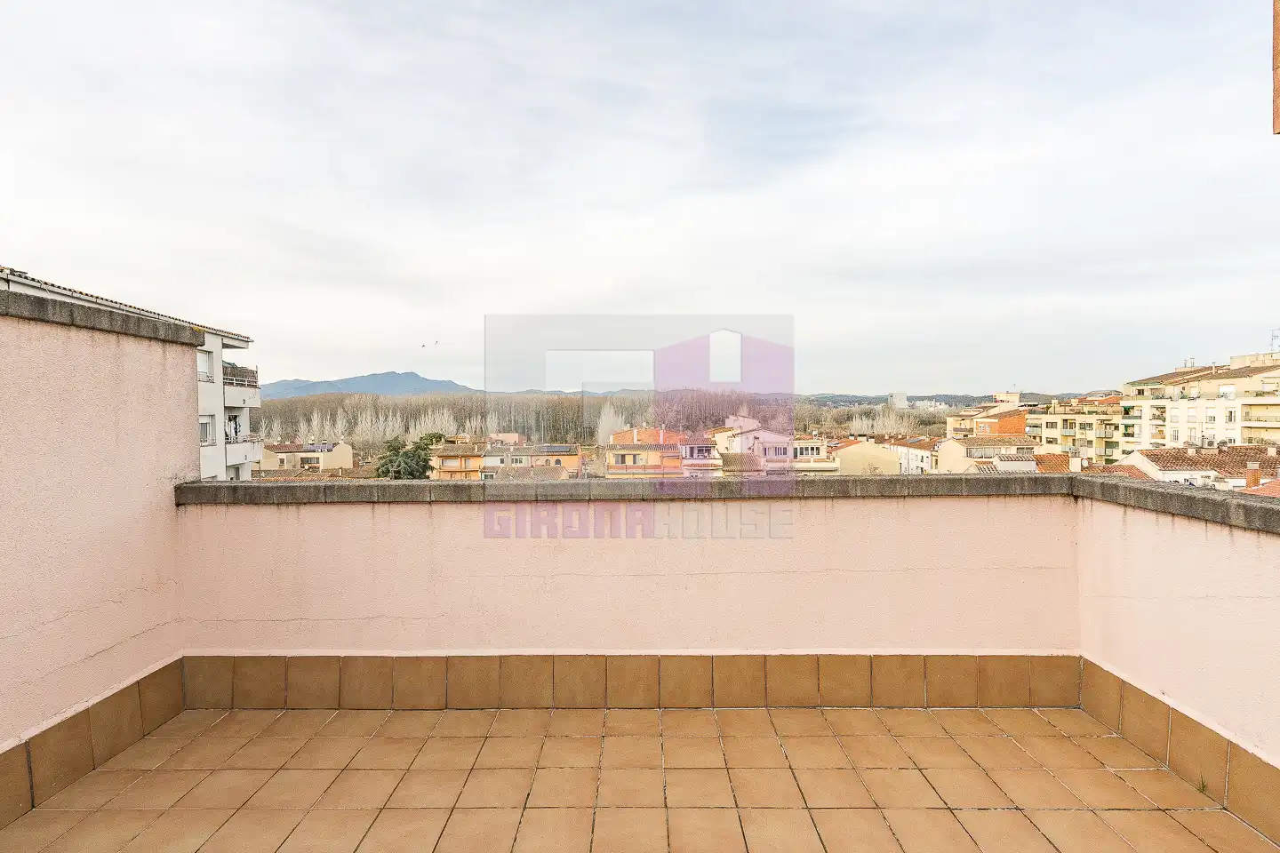 Terraza de Dúplex en venta en Salt con Calefacción, Terraza y Amueblado