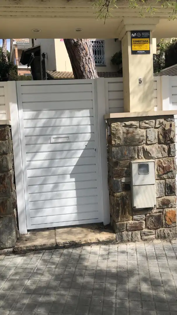 Vista exterior de Casa o xalet de lloguer en Premià de Dalt amb Aire condicionat, Calefacció i Jardí privat