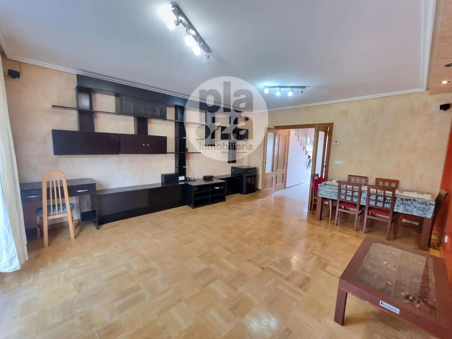 Sala de estar de Casa adosada en venta en Burgos con Calefacción y Jardín privado