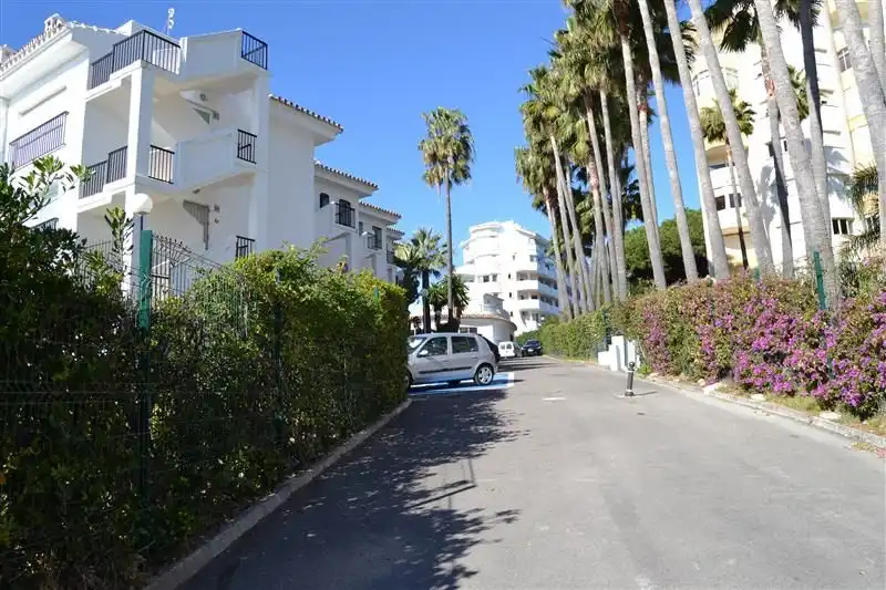 Vista exterior de Local en venda en Mijas amb Aire condicionat i Moblat