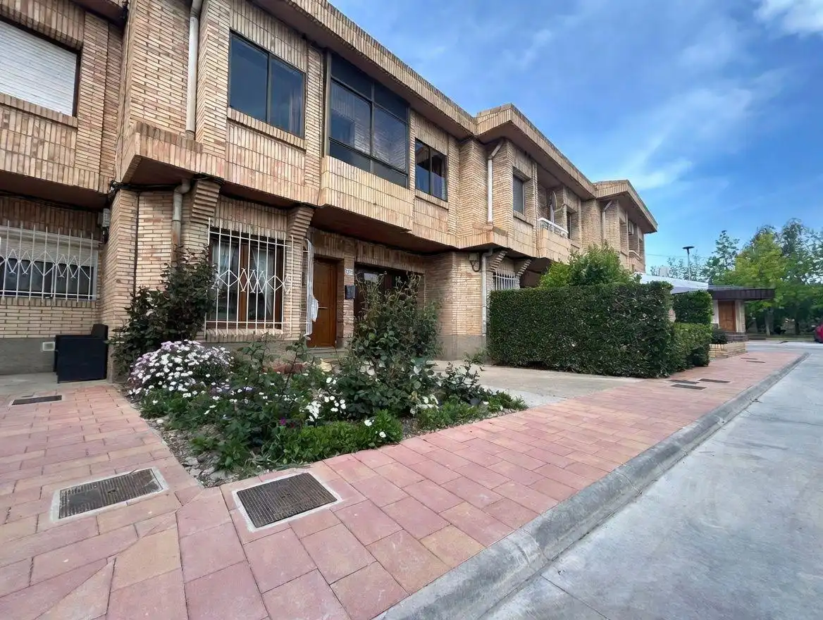 Vista exterior de Casa adosada en venda en Cintruénigo amb Calefacció, Jardí privat i Terrassa