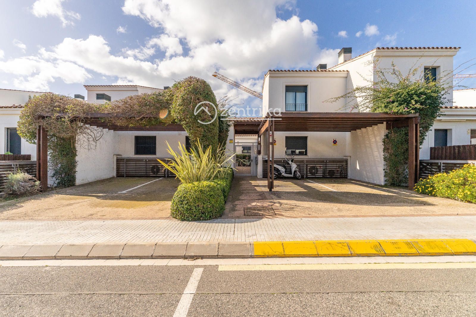Vista exterior de Casa adosada en venda en Cambrils amb Aire condicionat, Calefacció i Traster