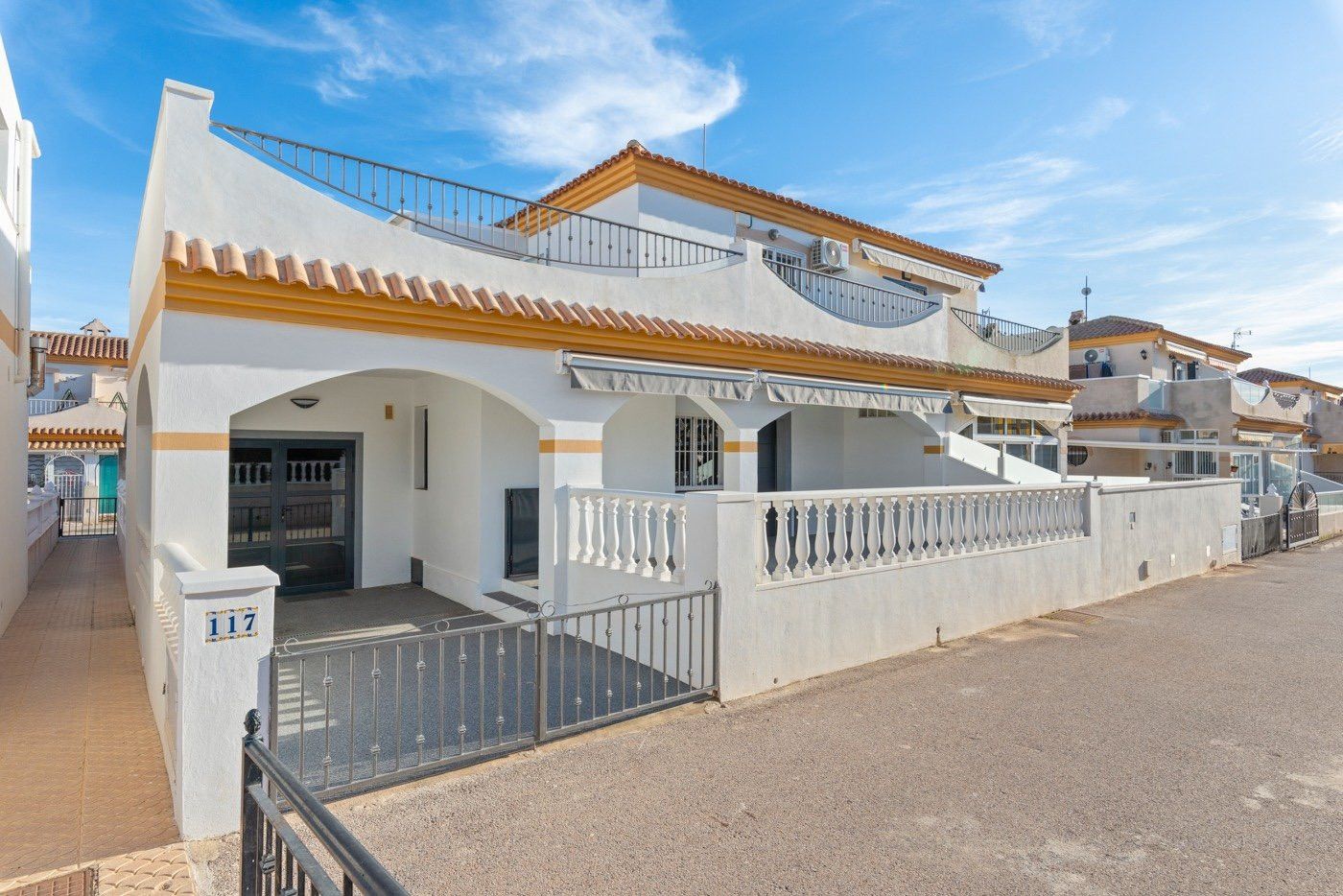 Vista exterior de Finca rústica en venda en Orihuela amb Calefacció, Terrassa i Traster