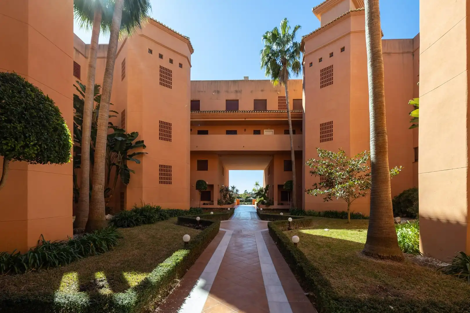 Vista exterior de Àtic en venda en Motril amb Aire condicionat, Traster i Piscina comunitària