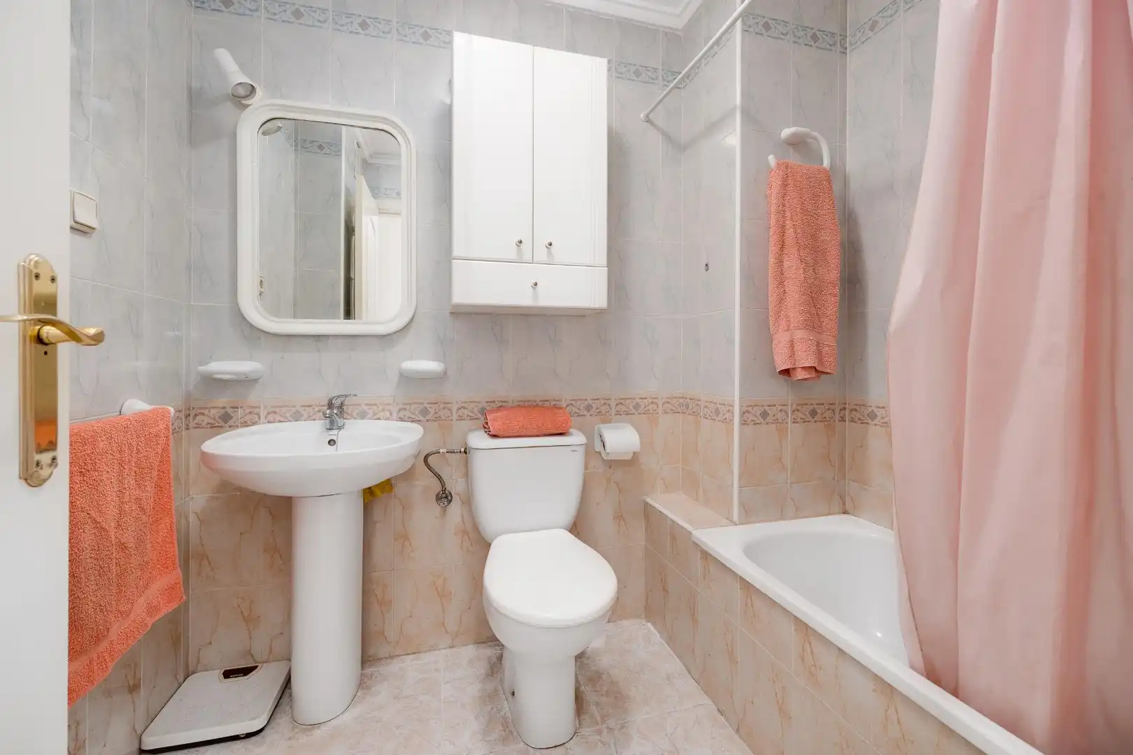 Baño de Apartamento en venta en Torrevieja con Terraza y Amueblado