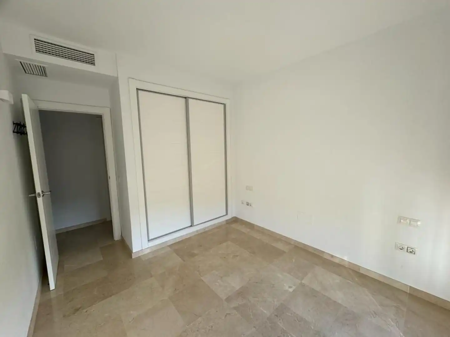 Dormitori de Dúplex en venda en Estepona amb Aire condicionat, Terrassa i Traster