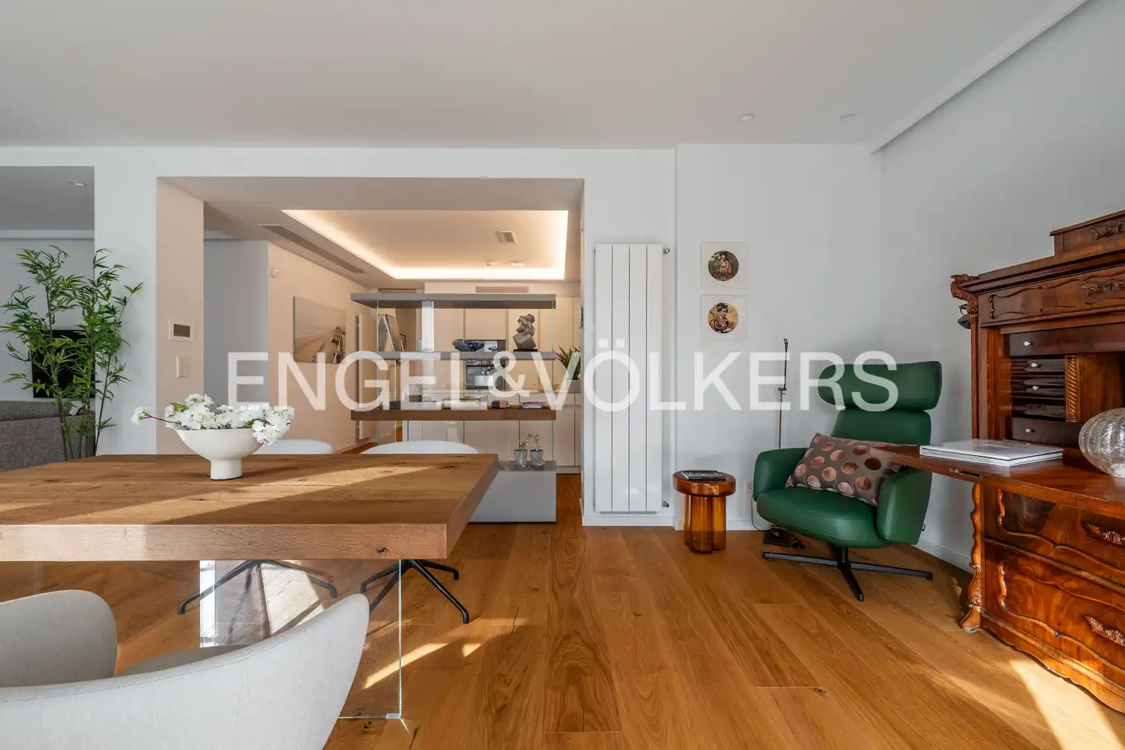 Sala d'estar de Pis en venda en Donostia - San Sebastián  amb Aire condicionat, Calefacció i Parquet
