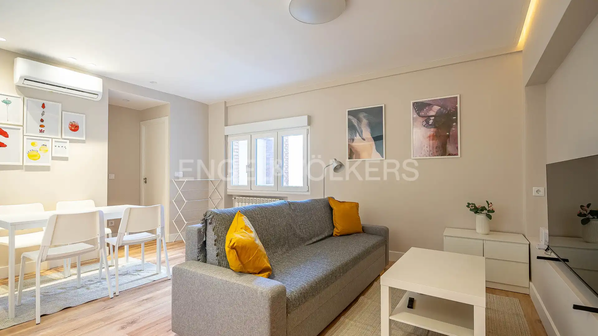 Living room of Flat for rent in  Madrid Capital  with Air Conditioner, Heating and Furnished