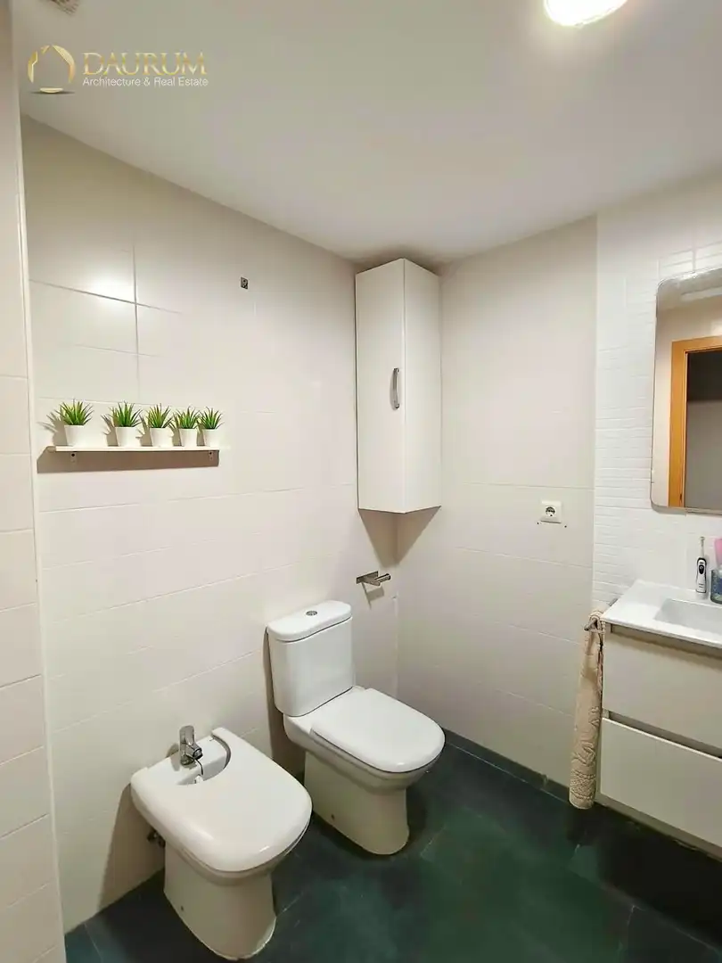 Bathroom of Flat for sale in Casc Urbà