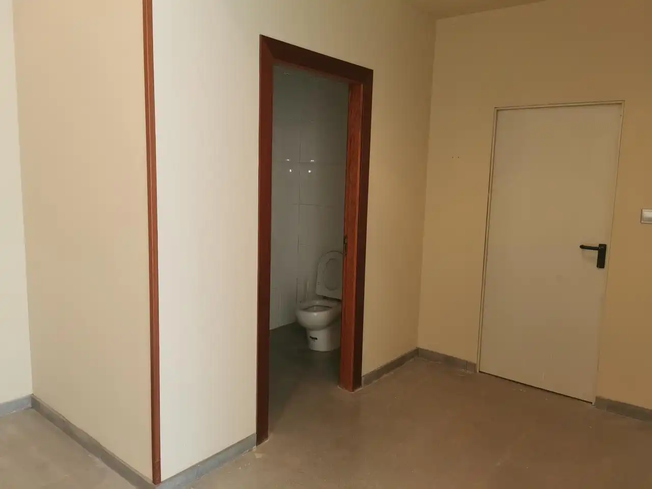 Badezimmer von Fabrikhallen zum Verkauf in Valtierra