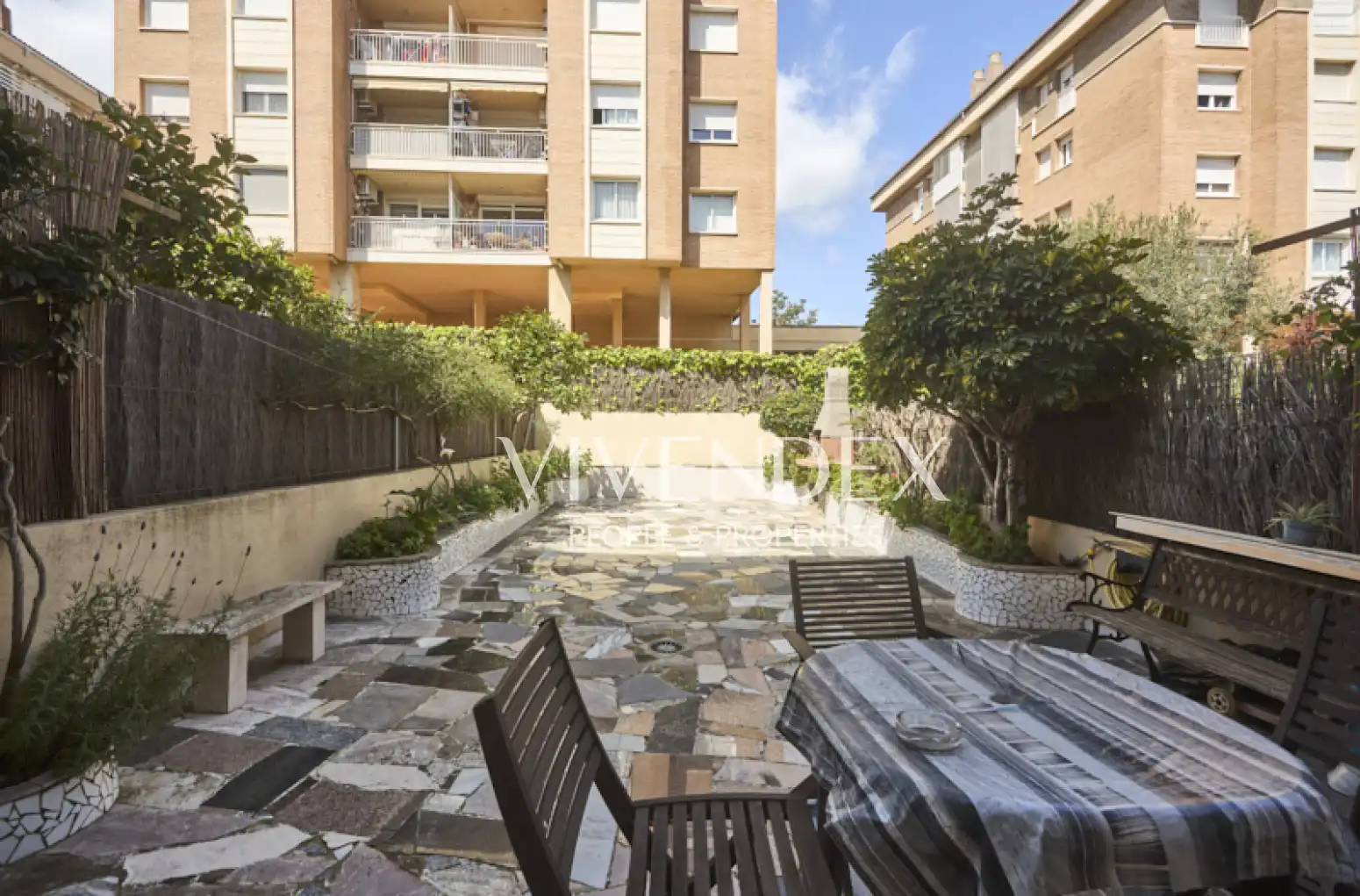 Vista exterior de Casa adosada en venta en Viladecans con Calefacción, Jardín privado y Terraza