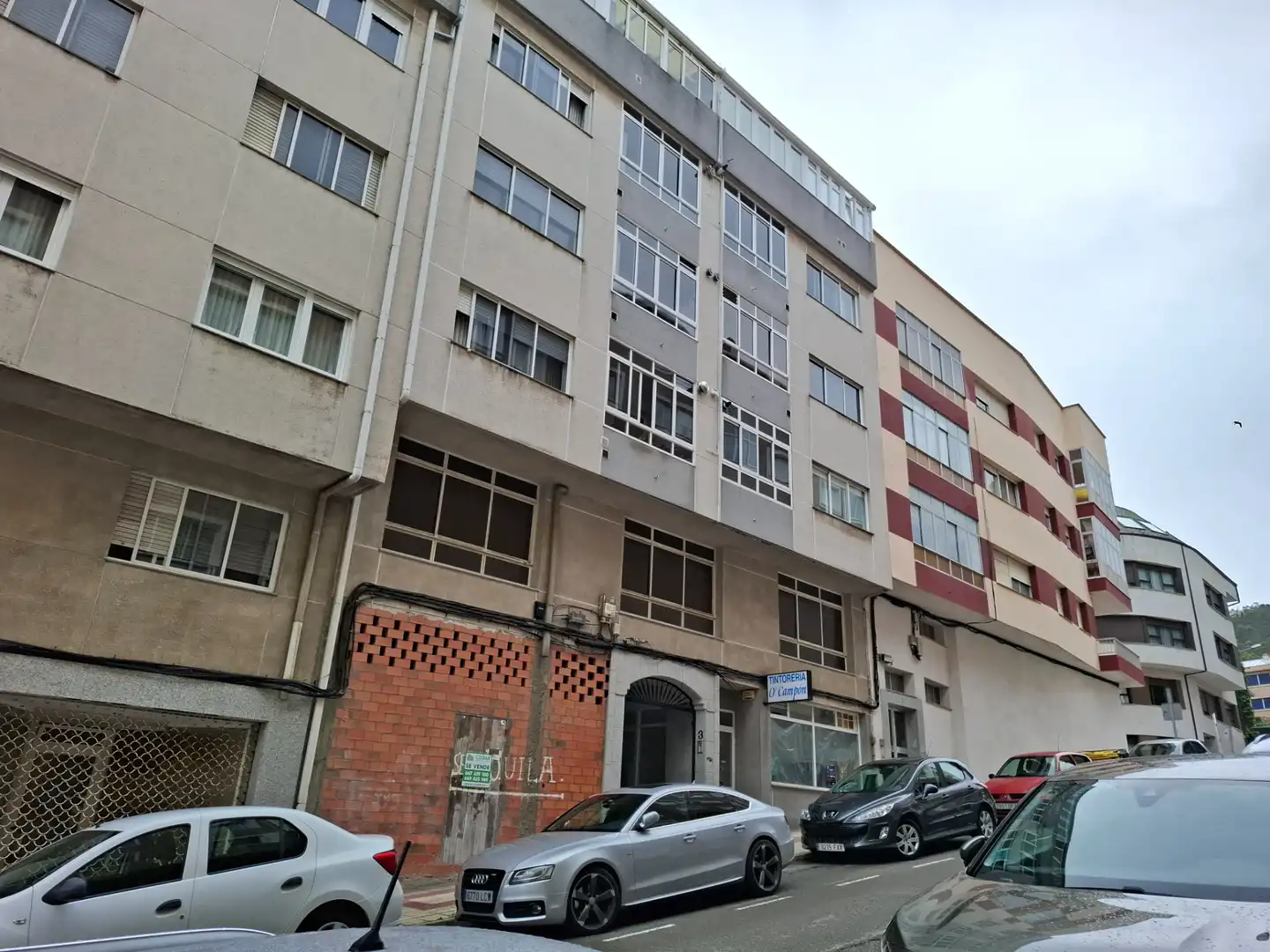 Vista exterior de Local en venda en Burela amb Moblat