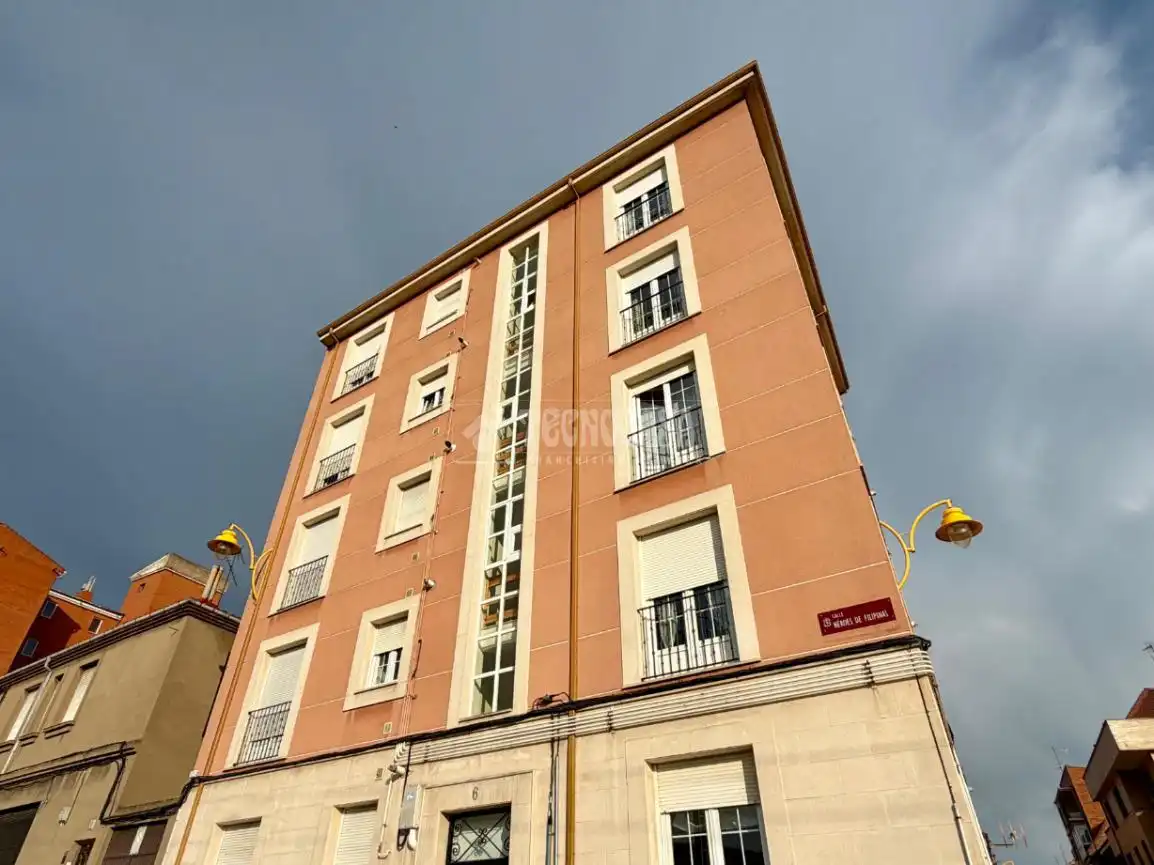 Vista exterior de Pis en venda en León Capital  amb Calefacció, Parquet i Traster