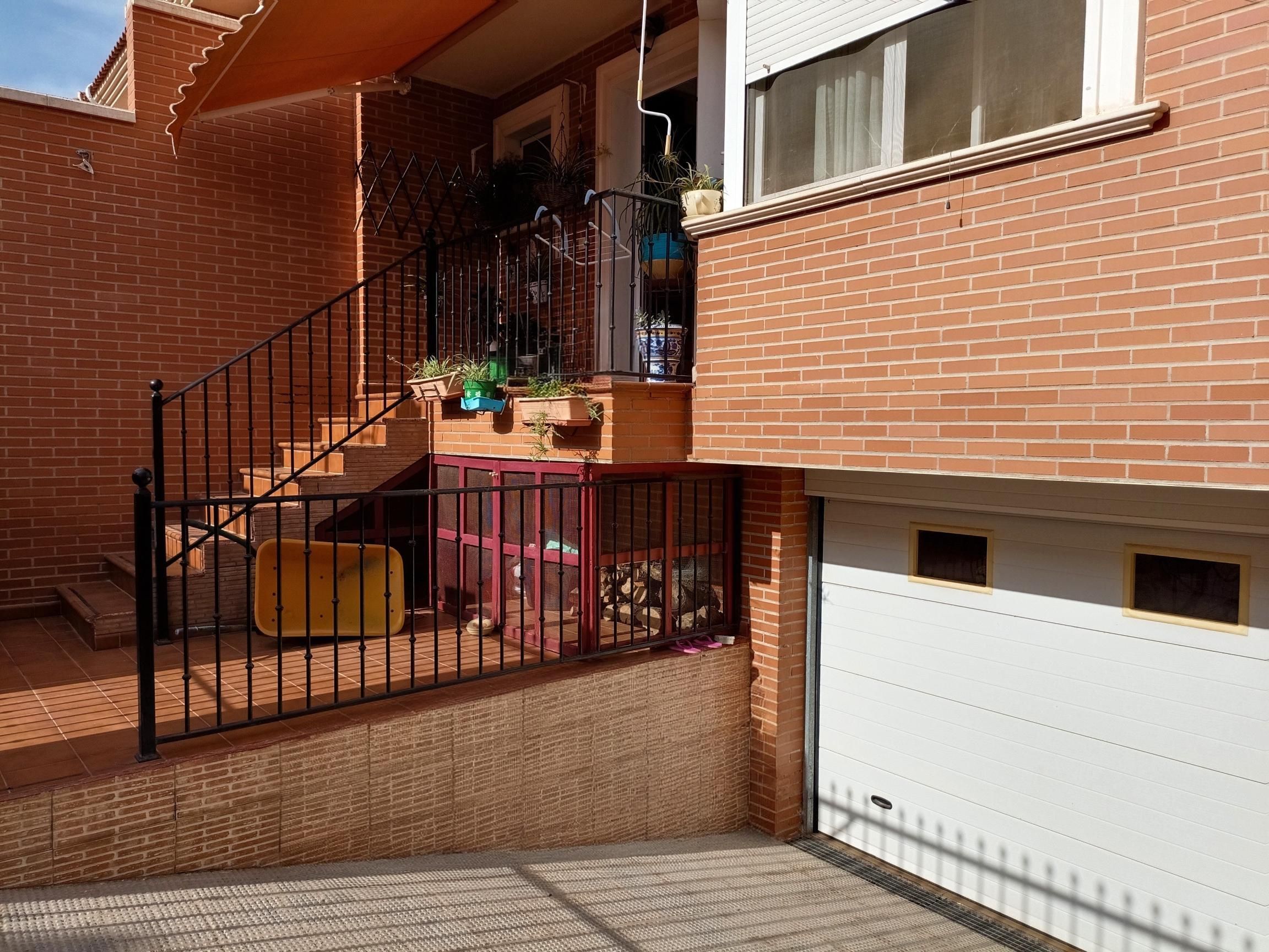 Vista exterior de Casa adosada en venda en La Roda amb Aire condicionat, Calefacció i Jardí privat