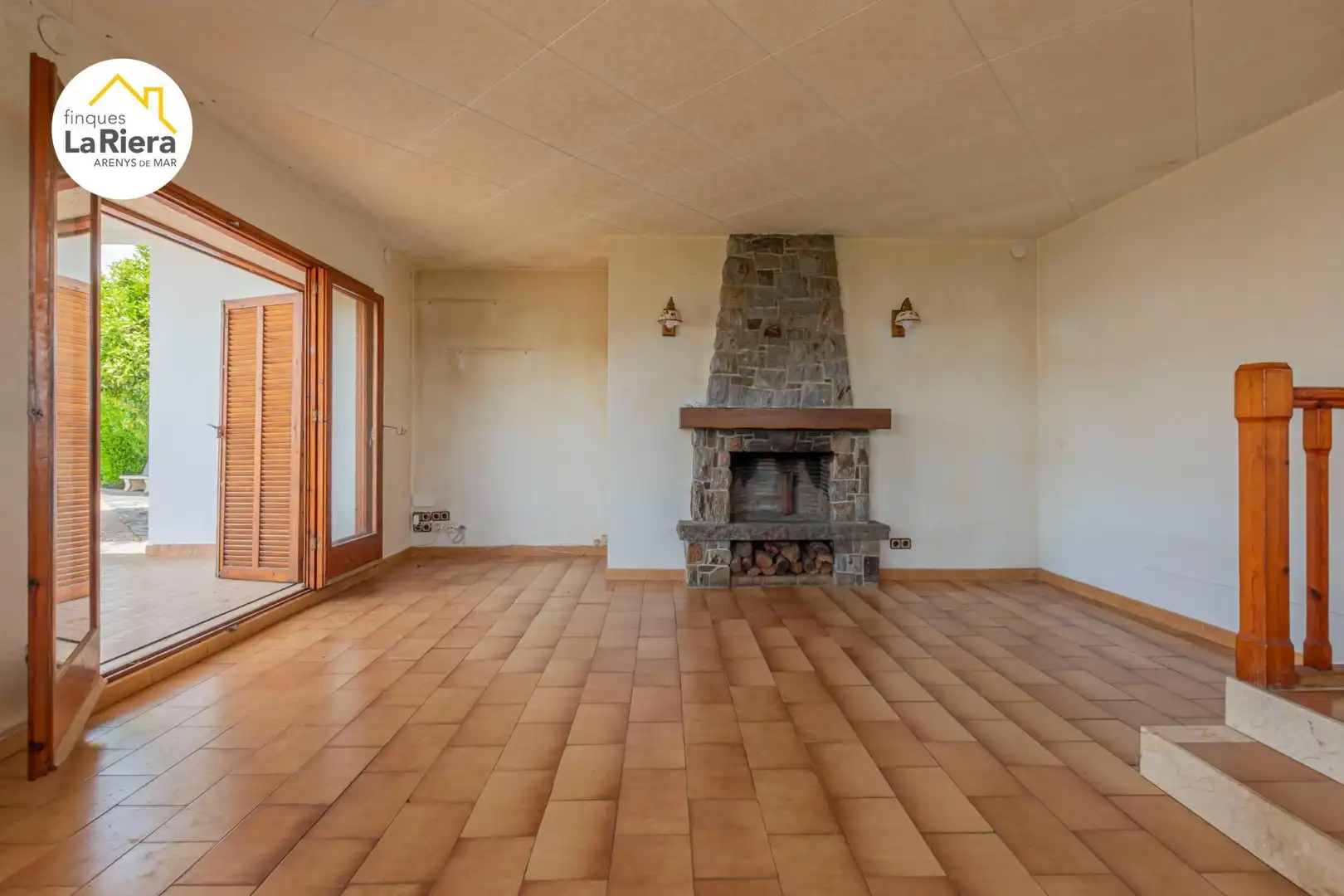 Sala d'estar de Casa o xalet en venda en Arenys de Mar amb Calefacció, Jardí privat i Terrassa