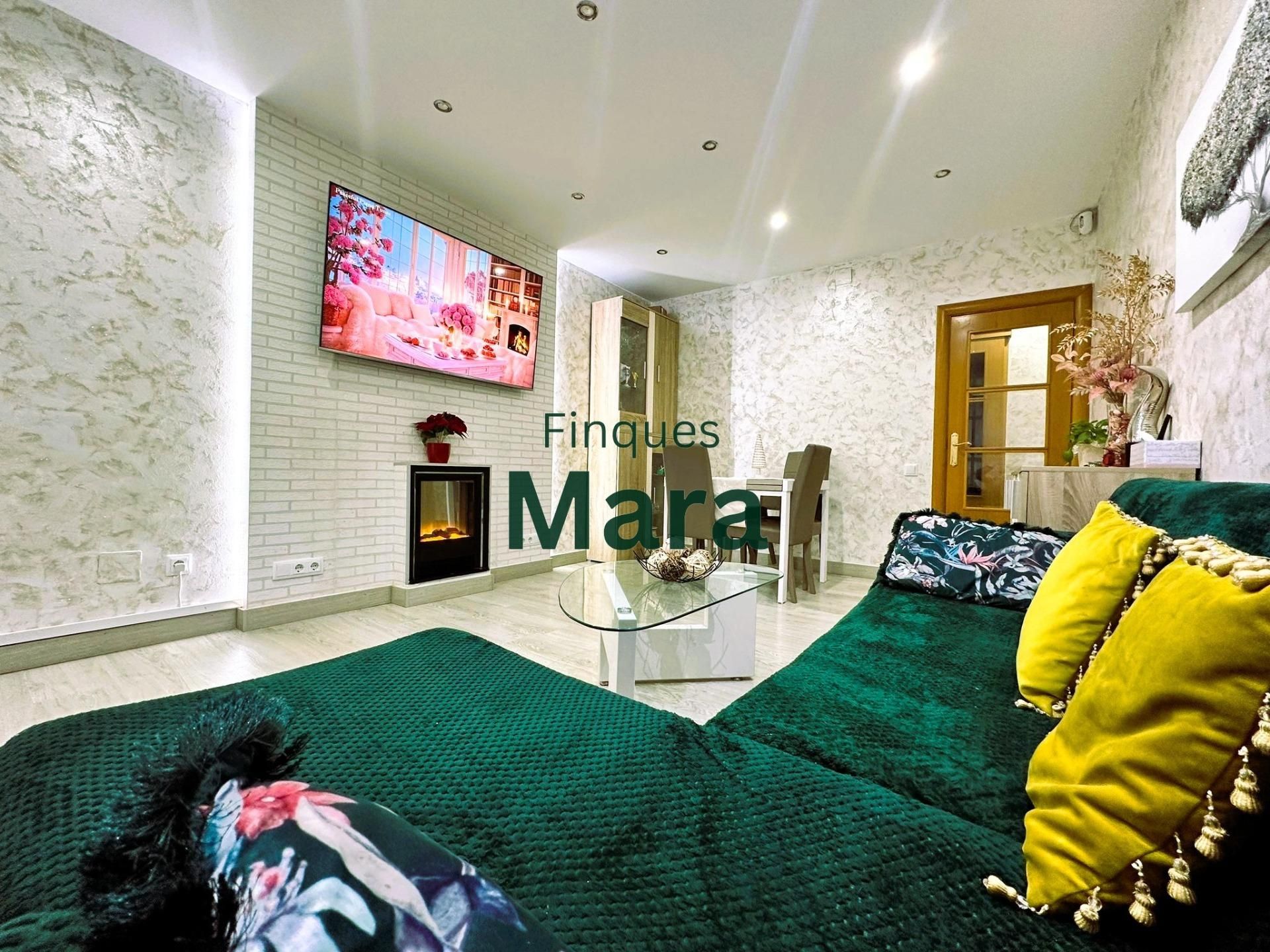 Living room of Flat for sale in L'Hospitalet de Llobregat  with Air Conditioner, Parquet flooring and Balcony