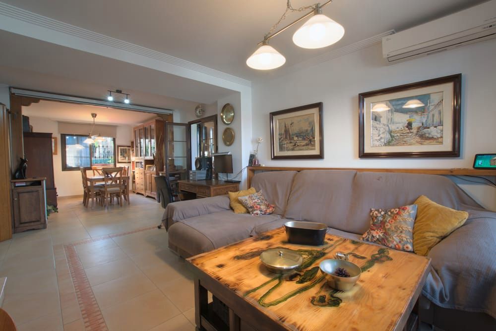 Sala d'estar de Casa adosada en venda en Alhaurín de la Torre amb Aire condicionat, Jardí privat i Terrassa