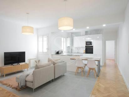 Living room of Flat to rent in  Madrid Capital  with Air Conditioner, Heating and Furnished