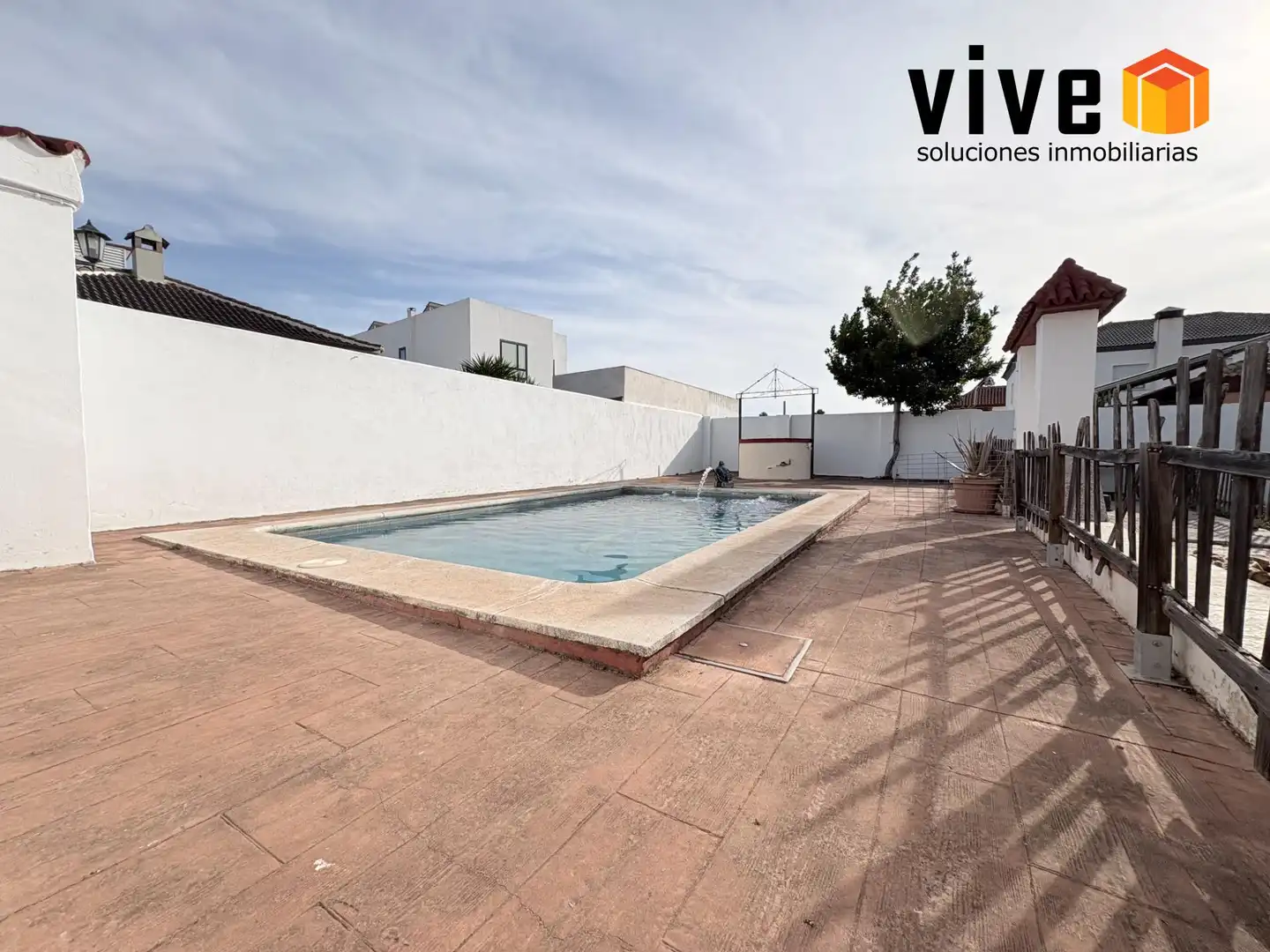 Piscina de Casa adosada en venta en Mairena del Aljarafe con Aire acondicionado, Calefacción y Jardín privado