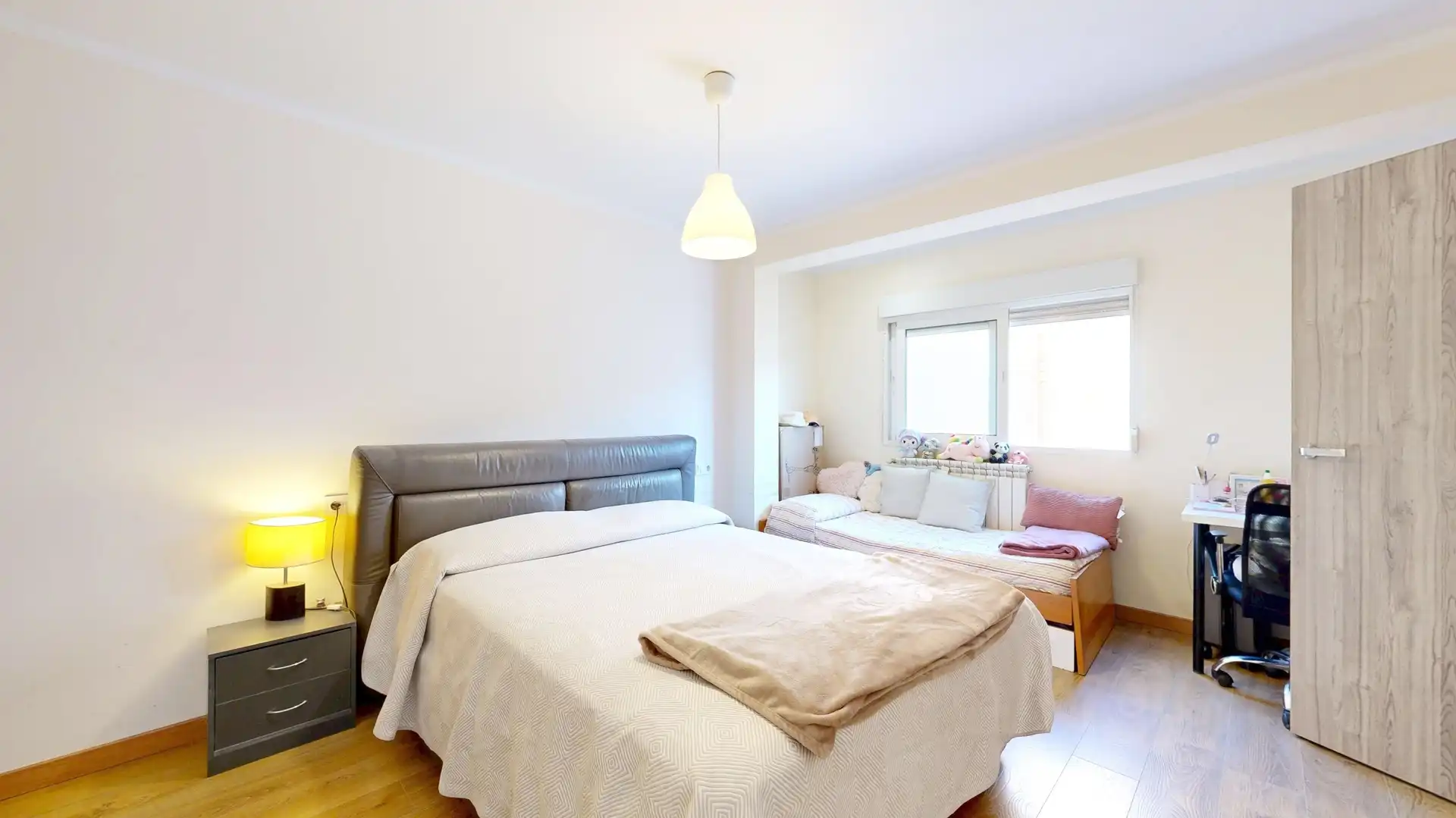 Bedroom of Flat for sale in Torrent  with Air Conditioner, Private garden and Balcony