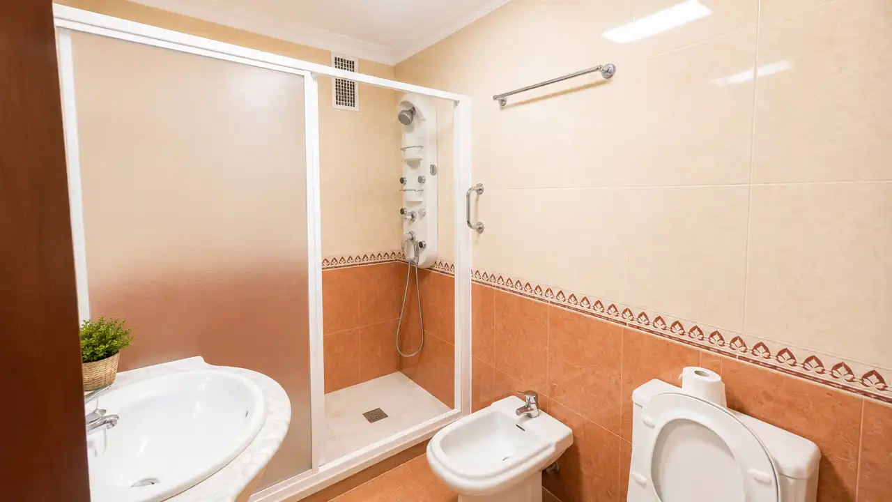 Bany de Pis en venda en Marbella amb Terrassa, Moblat i Balcó