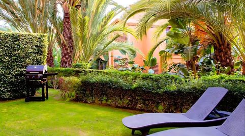 Elegante Residencia en Planta Baja con Jardín Privado en la Exclusiva Comunidad Benatalaya, Estepona, imatge 2