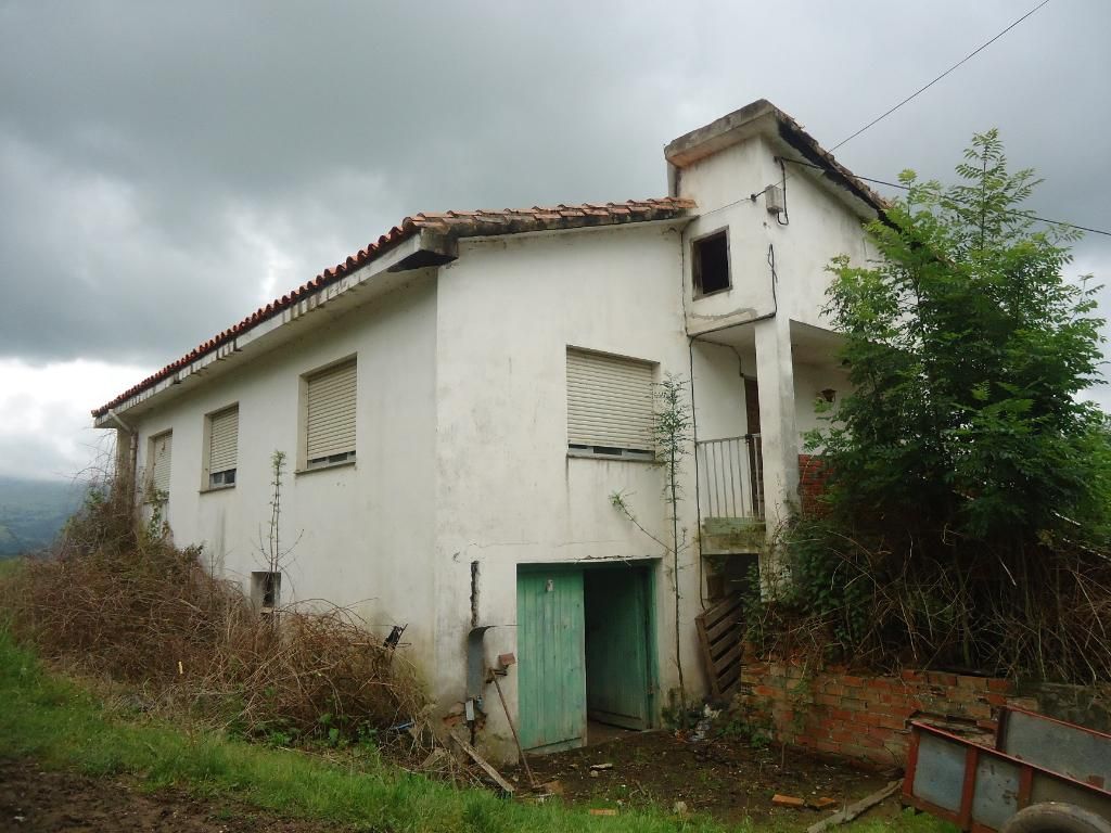 Vista exterior de Casa o xalet en venda en Saro amb Terrassa