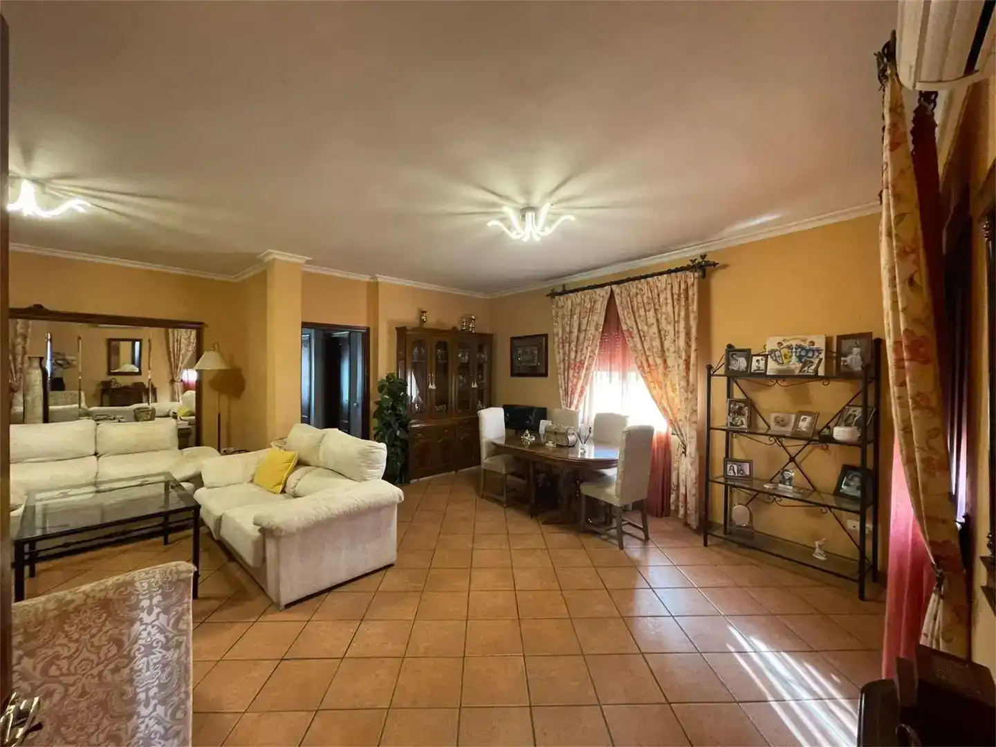 Sala d'estar de Casa adosada en venda en Hornachuelos amb Aire condicionat, Traster i Moblat