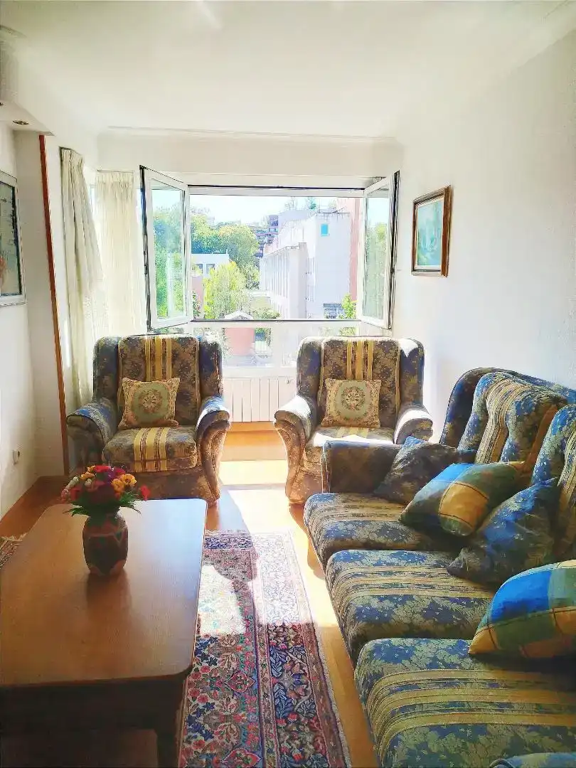 Sala d'estar de Pis en venda en Donostia - San Sebastián  amb Balcó