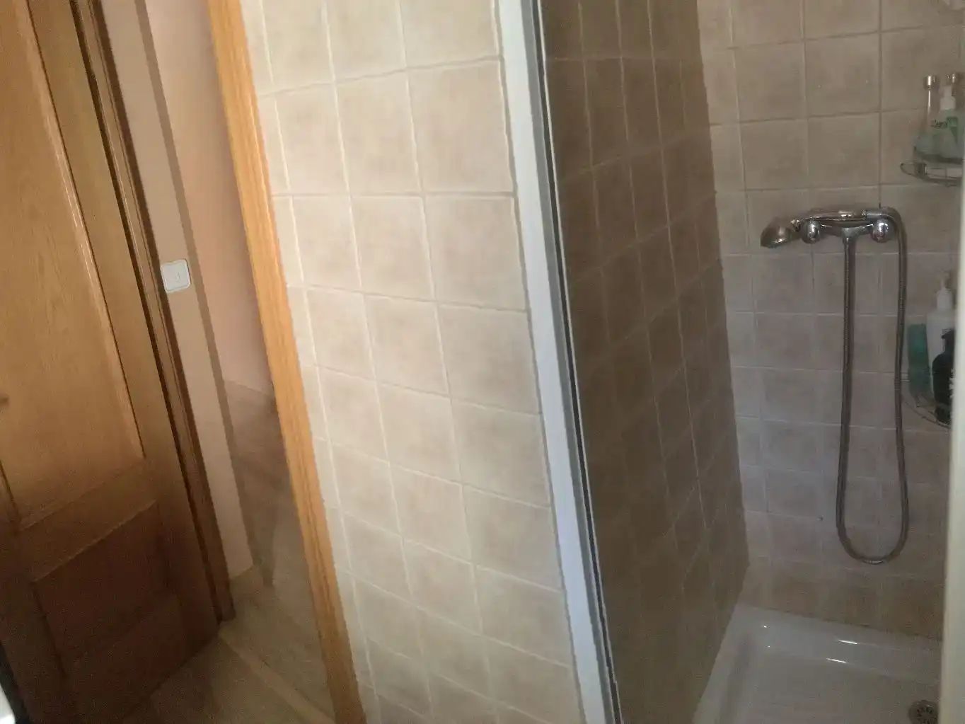 Badezimmer von Wohnung zum Verkauf in Cobisa mit Klimaanlage, Privatgarten und Parkett