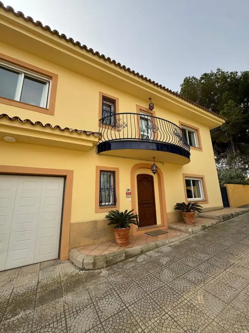 Vista exterior de Casa o xalet en venda en L'Alfàs del Pi amb Aire condicionat, Jardí privat i Terrassa