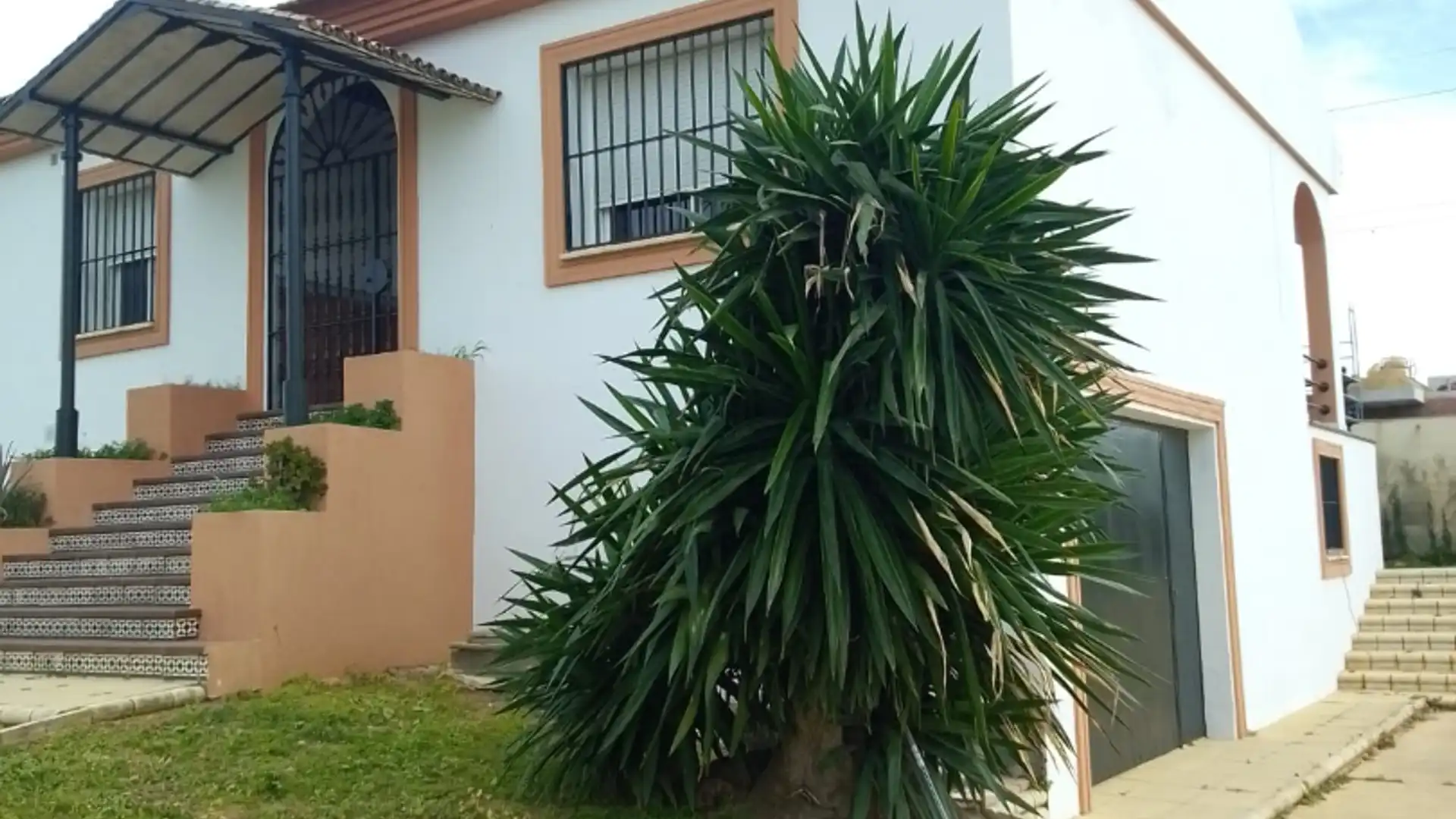 Exterior view of Houses for sale in Dos Hermanas  with Private garden, Terrace and Balcony