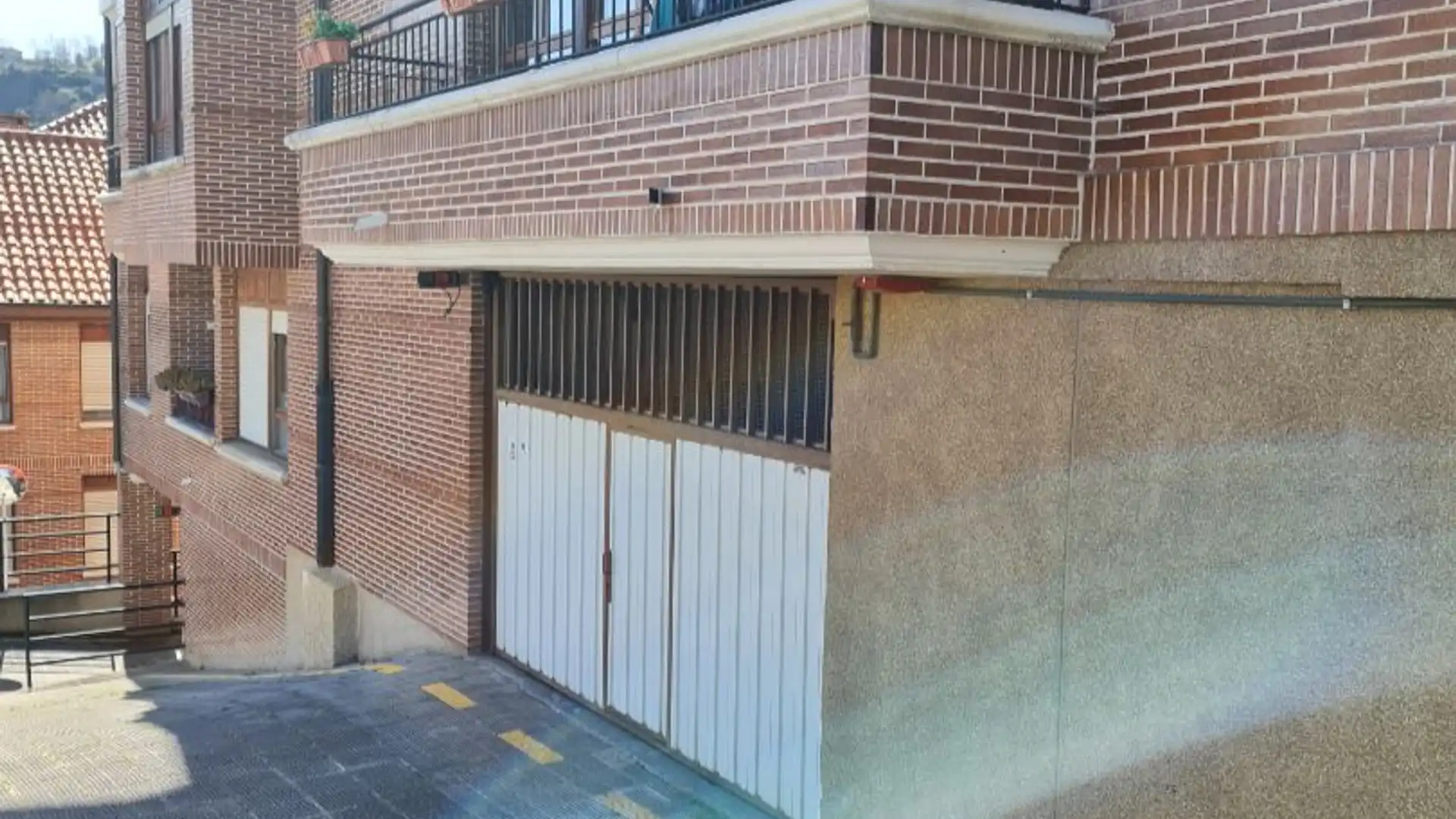 Außenansicht von Garage zum Verkauf in Ortuella