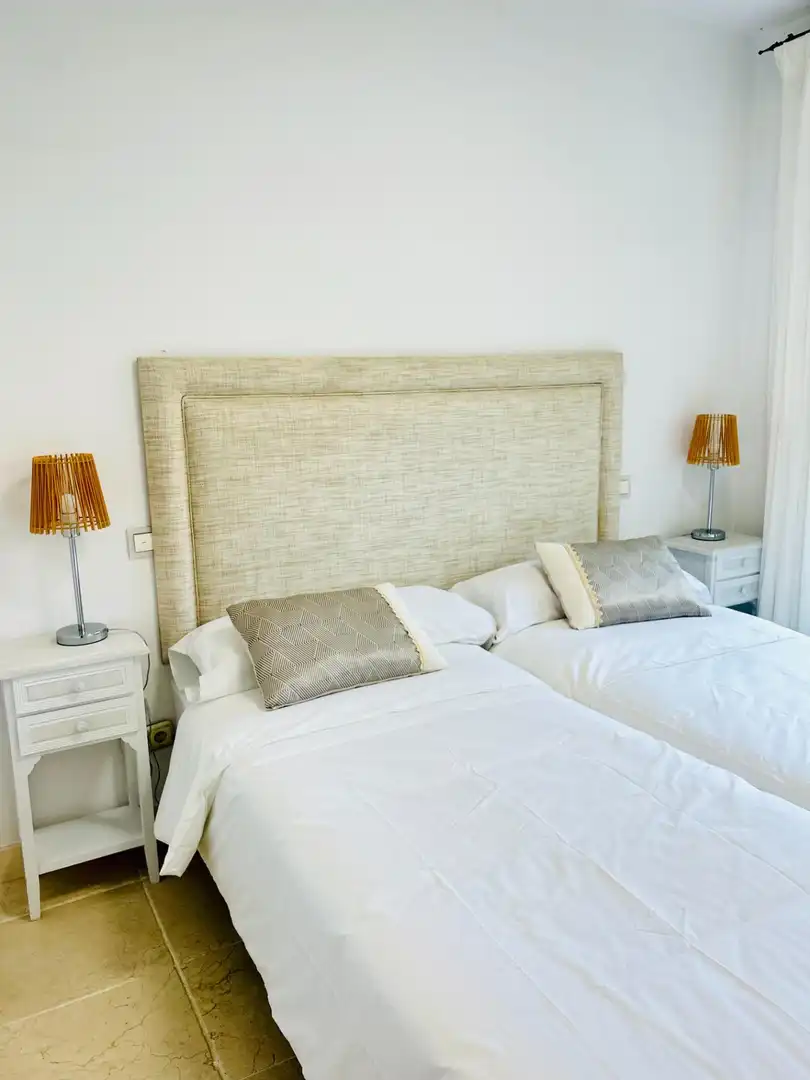 Habitación de Casa adosada en venta en Estepona con Aire acondicionado, Jardín privado y Amueblado