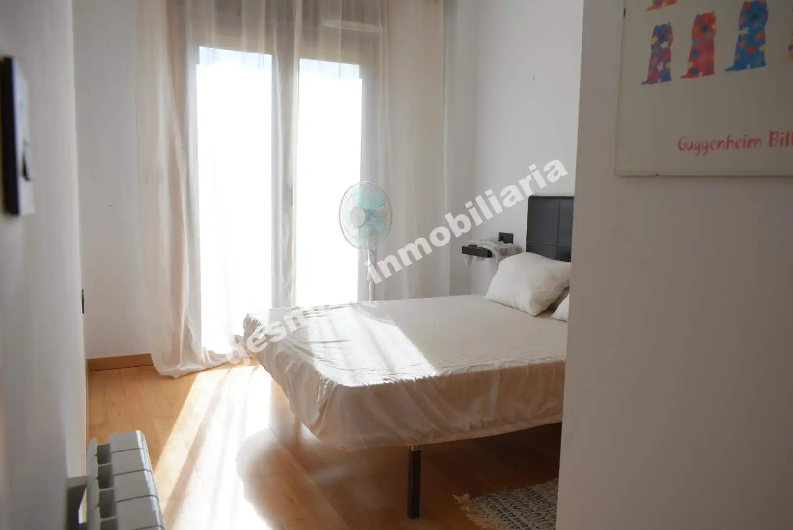 Dormitori de Apartament de lloguer en Pontevedra Capital  amb Calefacció, Parquet i Terrassa