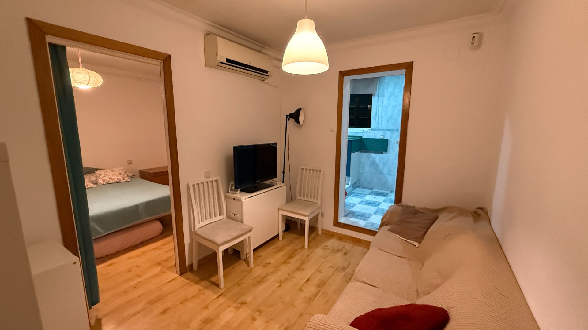 Sala d'estar de Pis en venda en L'Hospitalet de Llobregat amb Parquet i Moblat