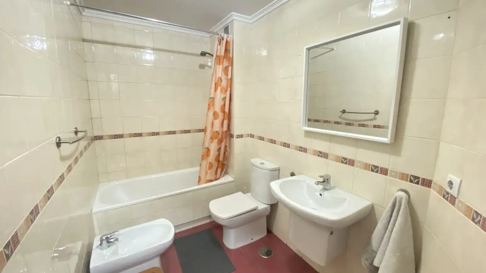 Badezimmer von Wohnung zum Verkauf in Los Corrales de Buelna  mit Heizung, Parkett und Möbliert