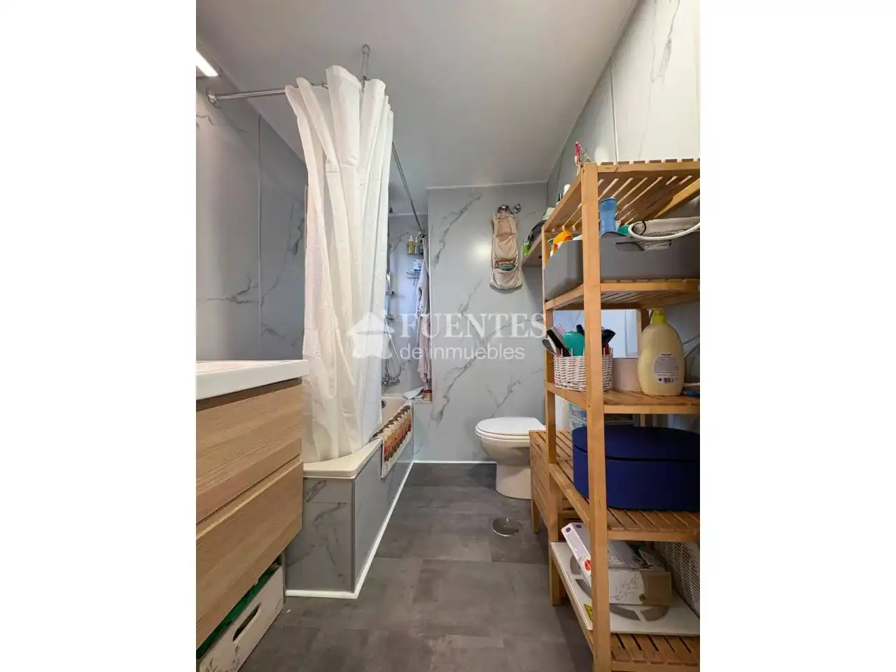 Habitación de Piso en venta en Alicante / Alacant con Aire acondicionado, Terraza y Piscina comunitaria