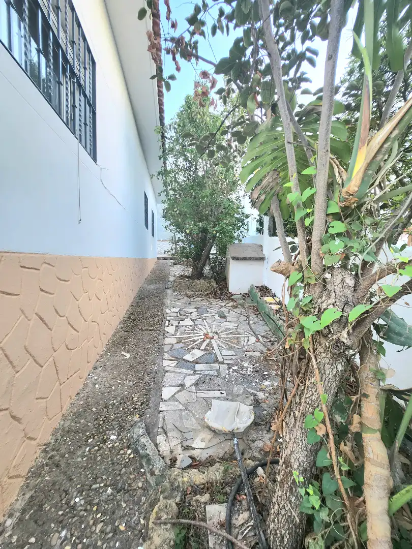 Außenansicht von Haus oder Chalet zum Verkauf in Alcalá de Guadaira mit Privatgarten, Terrasse und Abstellraum
